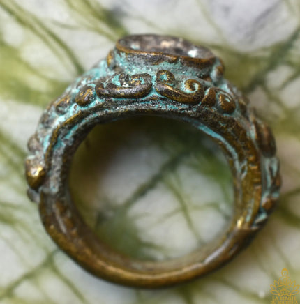Bague ancienne de temple Wen Phi Rod – Phra Pidta protecteur – Cabochon manquant La Magie du Bouddha.