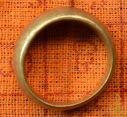Bague de pouvoir thaï ancienne en alliage sacré avec yant intérieur La Magie du Bouddha.