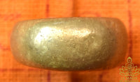 Bague de pouvoir thaï ancienne en alliage sacré avec yant intérieur La Magie du Bouddha.