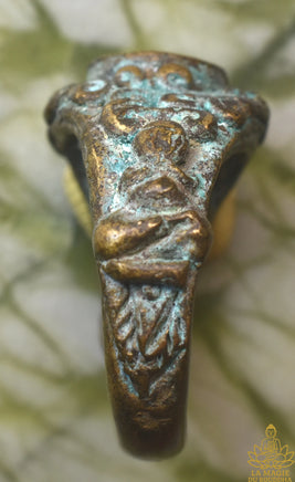 Bague ancienne de temple Wen Phi Rod – Phra Pidta protecteur – Cabochon manquant La Magie du Bouddha.