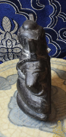 Statuette ancienne en bois noir de Phra Pirab – Premiers temps du XXe siècle La Magie du Bouddha.