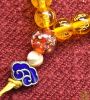 Chapelet Tibétain Mala – Perles mantra de Chenrezi en verre jaune La Magie du Bouddha.