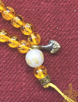 Chapelet tibétain mala en perles de verre jaune à mantra de Chenrezi et perle sacrée Ye Ming Zhu La Magie du Bouddha.