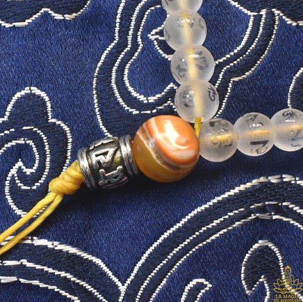 Chapelet Mala Tibétain en Cristal Gravé – Mantra de Chenrézi et Perles Fluorescentes Ye Ming Zhu. La Magie du Bouddha.