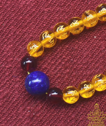 Chapelet tibétain mala en perles de verre jaune à mantra de Chenrezi et perle sacrée Ye Ming Zhu La Magie du Bouddha.