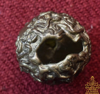 Perle sacrée Thaï Look Aum ornée de yant en bronze ancien La Magie du Bouddha.