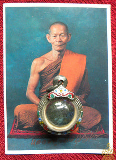 Rares amulettes en verre alchimique du Très Vénérable LP Puang Suwiro du Wat Pa PuSanti Wathana. La Magie du Bouddha.