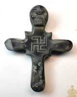 Talisman tibétain Bönpo en pierre magnétique noire – Croix avec crâne Citipati et svastika