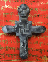 Talisman tibétain Bönpo en pierre magnétique noire – Croix avec crâne Citipati et svastika