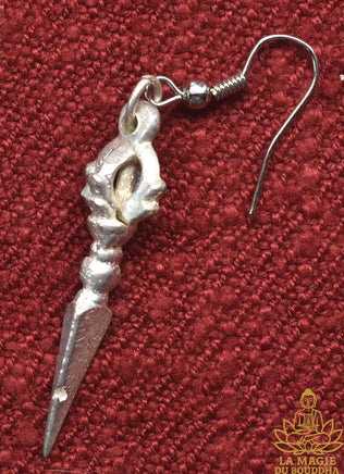 Boucle d’oreille tibétaine phurba en métal argenté La Magie du Bouddha.