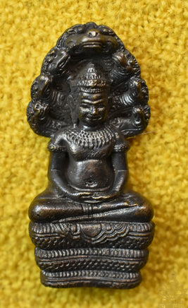 Amulette Phra Naphok en métal alchimique – Luang Phor Dam, Wat Ban Bua (Buriram) La Magie du Bouddha.