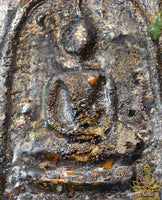 ✨ Tablette votive Phra Somdej ancienne patinée au verre alchimique irisé La Magie du Bouddha.