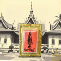 Amulette ancienne du Bouddha du dimanche avec trois Takut consacrée vers 1970 par Phrakru Ophat Nawakit du Wat Ban Mai La Magie du Bouddha.