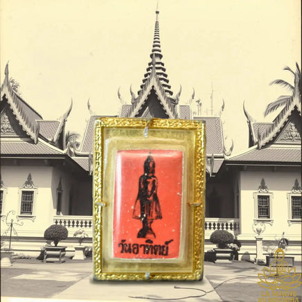 Amulette ancienne du Bouddha du dimanche avec trois Takut consacrée vers 1970 par Phrakru Ophat Nawakit du Wat Ban Mai La Magie du Bouddha.