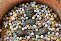 Reliquaire ancien Mön avec Bouddha en plomb et perles sarira multicolores La Magie du Bouddha.