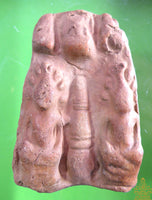 Tablette votive Bouddhiste Thai ancienne en terre cuite – Deux Bouddha Phra Naphok autour d’un Chedi.