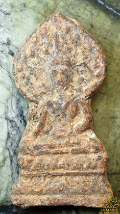 🌿 Tablette votive du Bouddha sous l’arbre de la Bodhi – Phra Ajarn Ying Yong du Wat Thong Sala Ngam La Magie du Bouddha.