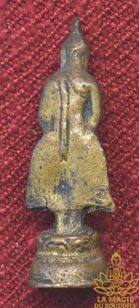 Rare amulette ancienne en bronze du Bouddha debout Phra Tawai, Bouddha du dimanche, consacrée en 1960 par Luang Phor Sanit du Wat Bua Loi La Magie du Bouddha.