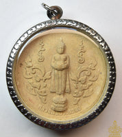 Grande amulette du Bouddha debout Luang Phor Ban Laem – Roon Ruay Than Ta Hen (2007)
