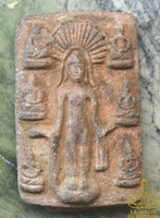 Tablette votive ancienne du Bouddha debout entouré de six Bouddhas en méditation – Région de Nakhon Pathom