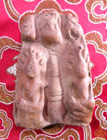 Tablette votive ancienne Thaï en terre cuite – Deux Bouddha Phra Naphok autour d’un Chedi.