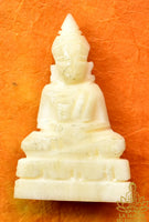Amulette artisanale thaïlandaise Bouddha en os de buffle d’eau sculpté La Magie du Bouddha.