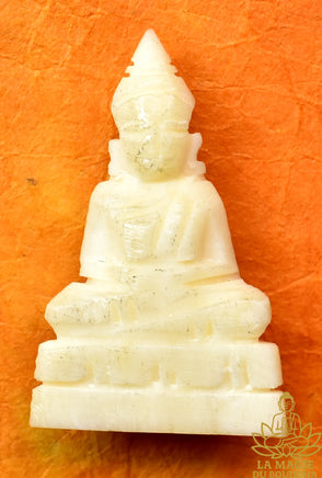 Amulette artisanale thaïlandaise Bouddha en os de buffle d’eau sculpté La Magie du Bouddha.