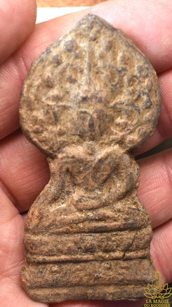 🌿 Tablette votive du Bouddha sous l’arbre de la Bodhi – Phra Ajarn Ying Yong du Wat Thong Sala Ngam La Magie du Bouddha.