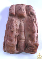 Tablette votive Bouddhiste Thai ancienne en terre cuite – Deux Bouddha Phra Naphok autour d’un Chedi.