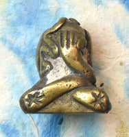 Amulette Phra Pidta protecteur – Style cambodgien ancien en laiton