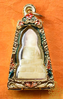 Amulette artisanale thaïlandaise Bouddha en os de buffle d’eau sculpté La Magie du Bouddha.