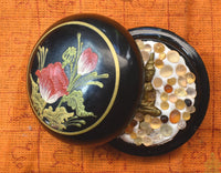 Reliquaires anciens en bois laqué décoré de fleurs – perles sarira, Phra Somdej et Luang Phor Sothorn