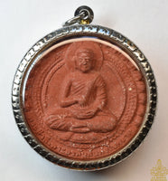 Grande amulette rouge du Bouddha Phra Buddhajao – Dos roue du Dharma – Luang Phor Tim (2008) La Magie du Bouddha.