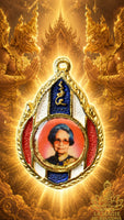 Broche pendentif portrait de la Reine Mère Srinagarindra en métal doré émaillé – Années 1990 La Magie du Bouddha.