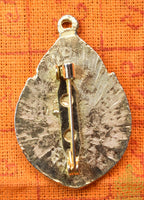 Broche pendentif portrait de la Reine Mère Srinagarindra en métal doré émaillé – Années 1990 La Magie du Bouddha.
