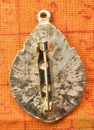 Broche pendentif portrait de la Reine Mère Srinagarindra en métal doré émaillé – Années 1990 La Magie du Bouddha.