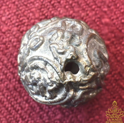 Perle sacrée Thaï Look Aum ornée de yant en bronze ancien La Magie du Bouddha.