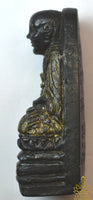 Tablette votive Luang Phor Thuat en résine noire et dorée – Inscriptions Khom La Magie du Bouddha.