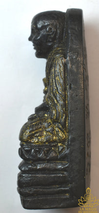 Tablette votive Luang Phor Thuat en résine noire et dorée – Inscriptions Khom La Magie du Bouddha.