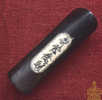 Petit cercueil Feng Shui chinois en bois sombre et incrustations d’os avec inscriptions porte-bonheur La Magie du Bouddha.