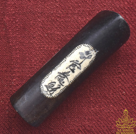 Petit cercueil Feng Shui chinois en bois sombre et incrustations d’os avec inscriptions porte-bonheur La Magie du Bouddha.