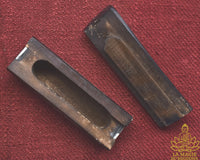 Petit cercueil Feng Shui chinois en bois sombre et incrustations d’os avec inscriptions porte-bonheur La Magie du Bouddha.