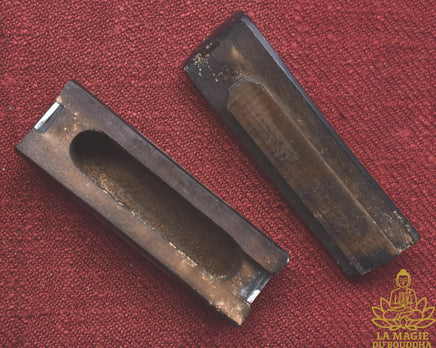 Petit cercueil Feng Shui chinois en bois sombre et incrustations d’os avec inscriptions porte-bonheur La Magie du Bouddha.