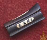 Petit cercueil Feng Shui chinois en bois sombre et incrustations d’os avec inscriptions porte-bonheur La Magie du Bouddha.