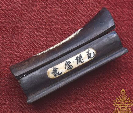 Petit cercueil Feng Shui chinois en bois sombre et incrustations d’os avec inscriptions porte-bonheur La Magie du Bouddha.