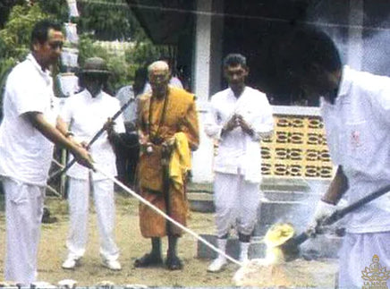 Bague sacrée Plok Meed – Rituel Khao Or 2545 (2002) La Magie du Bouddha.