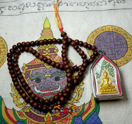 Chapelet bouddhiste sacré avec amulette du Bouddha Phra Budhajao. La Magie du Bouddha.