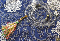 Chapelet Mala Tibétain en Cristal Spatika – Ornements Tigre et Dorje La Magie du Bouddha.