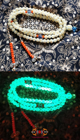 Chapelet Bouddhiste mala en perles de pierre sacrée Chinoise fluorescente Ye Ming Zhu gravée de mantra. La Magie du Bouddha.