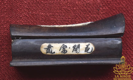 Petit cercueil Feng Shui chinois en bois sombre et incrustations d’os avec inscriptions porte-bonheur La Magie du Bouddha.